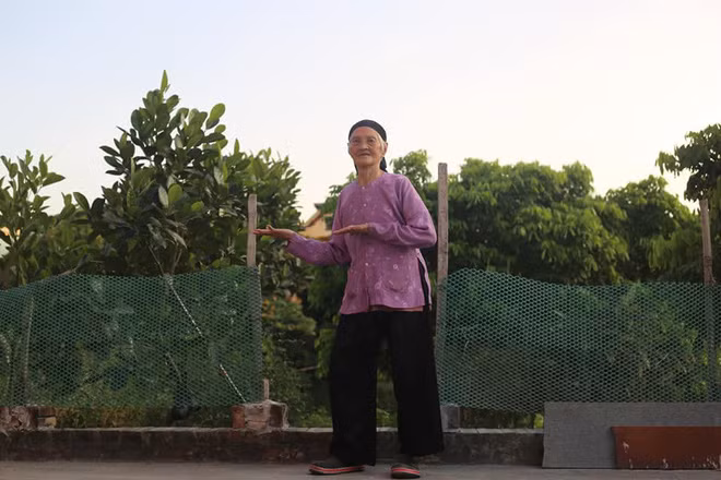 Số khác cho rằng những bức ảnh đều do các cháu đạo diễn cho cụ. Tuy vậy, cách hóa thân để lên ảnh của cụ già 93 tuổi thật xứng đáng để học hỏi.