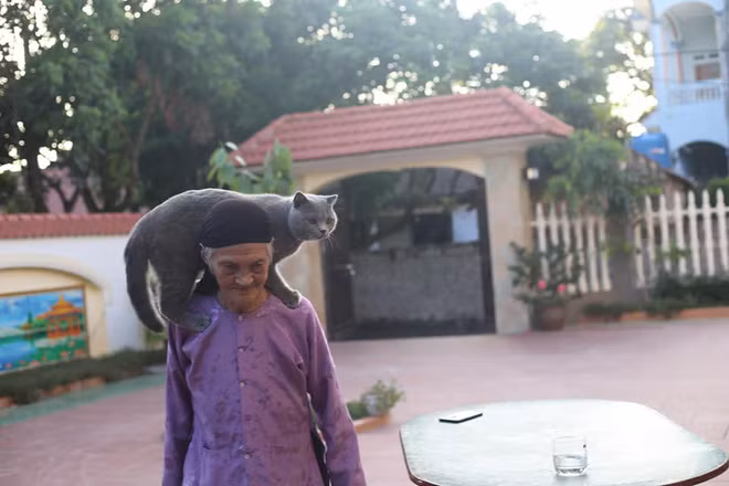 Trong bộ hình, cụ bà tuổi 93 mặc mặc chiếc áo tím, quần lĩnh đen và đi dép tổ ong trông rất "ngầu" và bắt đầu chụp ảnh.