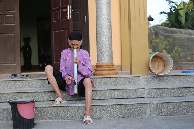 Bộ ảnh về một cụ bà 93 tuổi mới đây đang gây chú ý trên mạng xã hội. Không phải đơn giản, nhẹ nhàng như những bộ ảnh khác, cụ bà này liên tục tạo dáng phá cách so với tuổi tác.