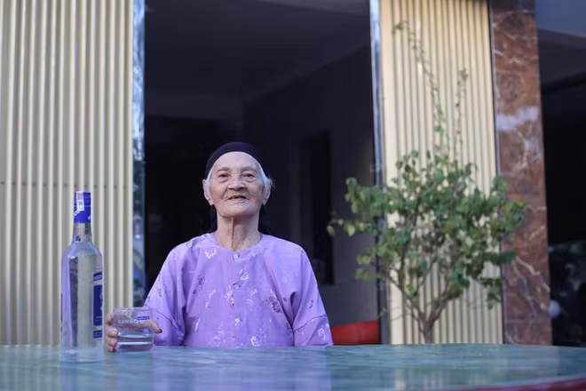Những góc hình của cụ thậm chí còn có cụ còn cầm chai rượu Tây ngồi ngay góc sân.