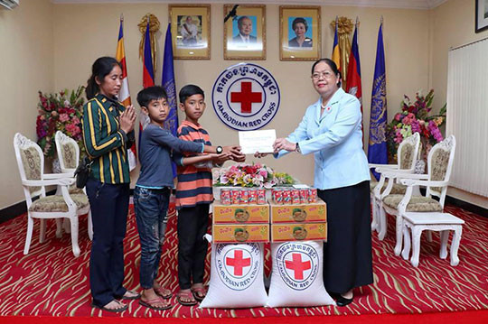 Không ngần ngại, cậu bé nhỏ thó, đen đúa đã liệt kê ra một loạt tiếng nước ngoài mà mình có thể nói: Quảng Đông, tiếng phổ thông Trung Quốc, Thái Lan, Malaysia, Tây Ban Nha, Nhật Bản, Hàn Quốc, Pháp.