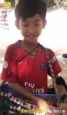 Tuy nhiên, các bé chỉ có thể giao tiếp chứ không thể viết được và theo nhiều người đó là tiếng "bồi". Nhưng với sự chịu khó học hỏi và giao tiếp với người nước ngoài thì khả năng đó của các bé là điều vô cùng đáng quý và cũng vì kế mưu sinh của chúng.