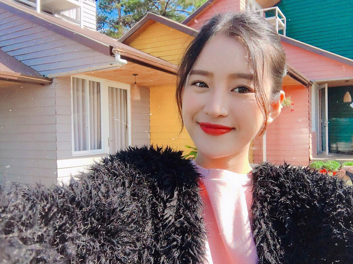 Thi thoảng, Ngô Trâm nhận được lời mời đi ăn, đi chơi hay trắng trợn hơn là "đi tâm sự". Tuy nhiên, nữ sinh 2000 này đều từ chối tất cả.