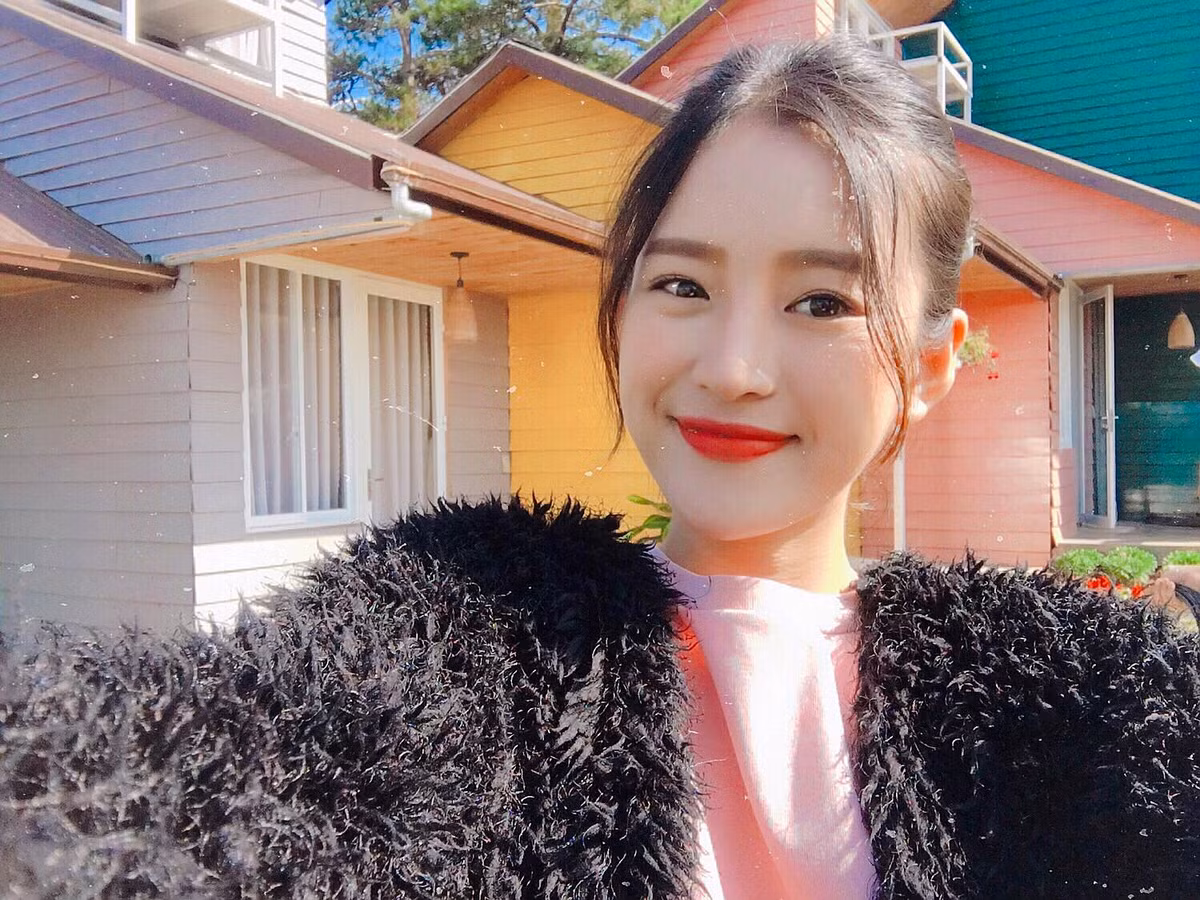 Thi thoảng, Ngô Trâm nhận được lời mời đi ăn, đi chơi hay trắng trợn hơn là "đi tâm sự". Tuy nhiên, nữ sinh 2000 này đều từ chối tất cả.