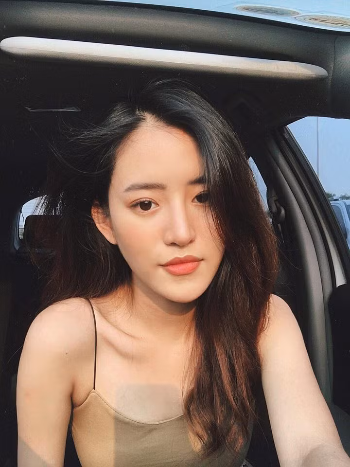 Xinh đẹp, giỏi giang, nổi tiếng từ sớm và nhận được nhiều sự yêu mến. Tuy nhiên, đôi khi những sự yêu mến đó lại mang đến rắc rối cho Trâm Ngô.