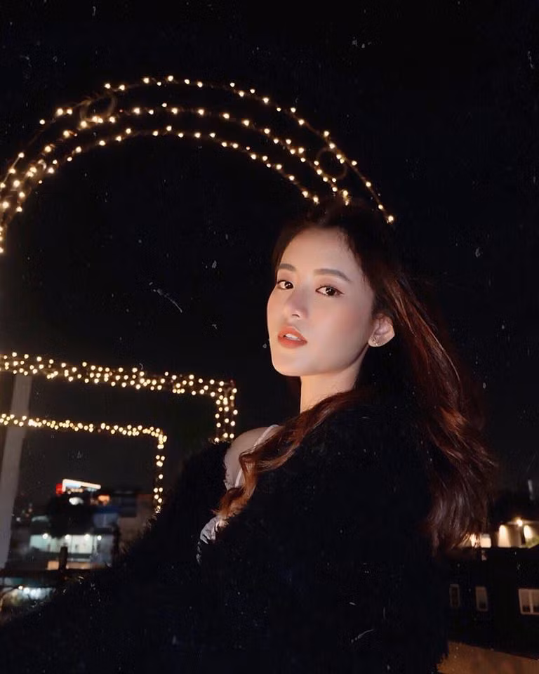 Ngay sau khi bức ảnh nữ sinh mặc áo dài trắng gây mê bằng nụ cười tỏa nắng, danh tính của cô bạn đã được tìm ra. Đó là Ngô Trâm (tên nghệ danh là Trâm Ngô), 19 tuổi, hiện đang học và làm việc ở TP HCM.