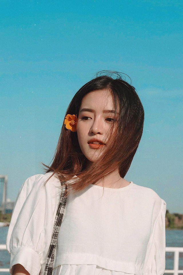 Hiện tại, ngoài việc học hành, Trâm còn tham gia chụp mẫu, chụp lookbook và đóng phim. Với nữ sinh 2000 này, việc tham gia nghệ thuật là một điều chẳng thể thiếu trong cuộc sống.