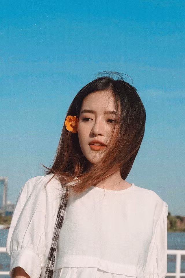 Hiện tại, ngoài việc học hành, Trâm còn tham gia chụp mẫu, chụp lookbook và đóng phim. Với nữ sinh 2000 này, việc tham gia nghệ thuật là một điều chẳng thể thiếu trong cuộc sống.