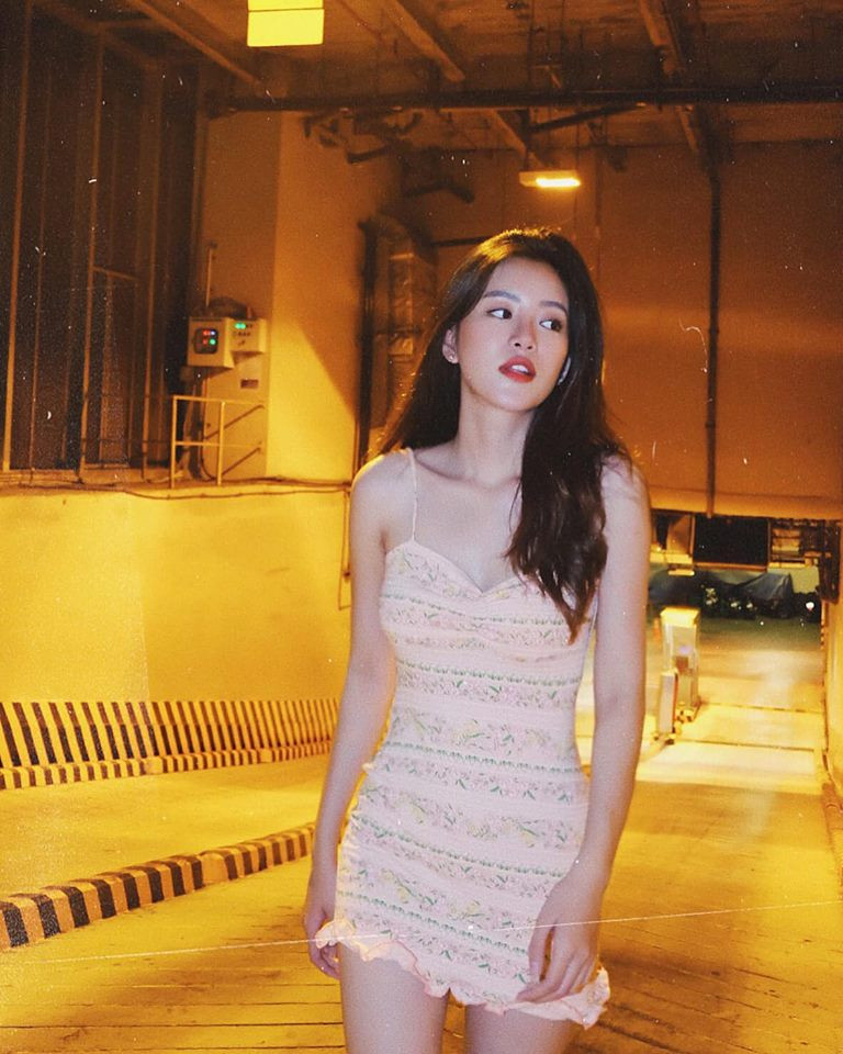 Chia sẻ thêm về bức ảnh của mình, Trâm Ngô: "Hôm đó Đà Lạt lạnh 14 độ mà em phải mặc áo dài khá mỏng manh để quay ở Hồ Xuân Hương lúc 6 giờ sáng, cảnh đạp xe đi học. Trước khi bắt đầu cảnh quay thì tấm ảnh được chụp luôn".