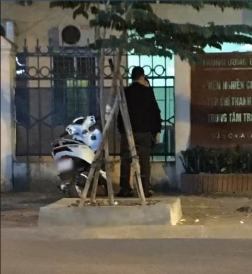 Theo nhiều người có mặt trên phố Chùa Láng cho biết, thời gian cặp đôi hôn nhau giữa đường kéo dài suốt gần 2 tiếng. Những người buộc phải xem cảnh "đau mắt" này đó là những người dân đang ngồi ở các hàng quán và nhà dân sinh hoạt ở gần đó. Mới đầu ai cũng tưởng cặp đôi này vì không nỡ rời xa nhau nên mới nán lại dành cho nhau những cử chỉ thân mật và vài cái hôn tạm biệt. Nhưng đến 2 giờ sau cặp đôi vẫn ở đó và vẫn "môi kề môi".