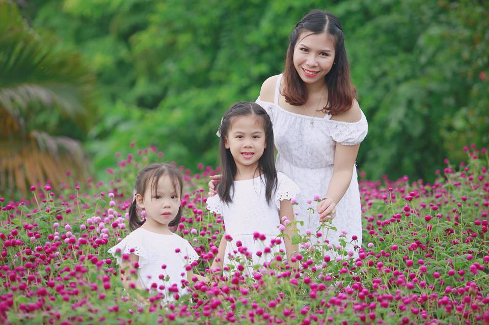 Ba mẹ con cùng diện đồ đôi khi đi chơi