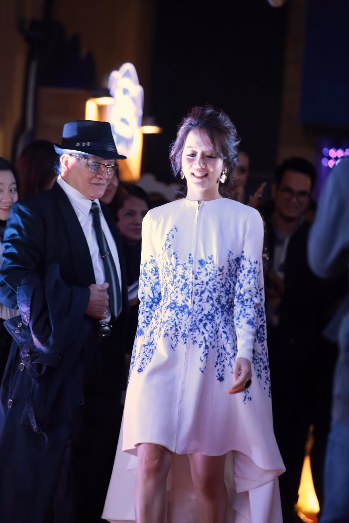 Kết hợp với bộ trang phục bắt mắt này là lối trang điểm và kiểu tóc xoăn dài, tất cả đã mang đến vẻ đẹp tổng thể đậm chất nữ tính cho cô nàng từng được đánh giá là quậy và ngông nhất giới vlogger Việt.