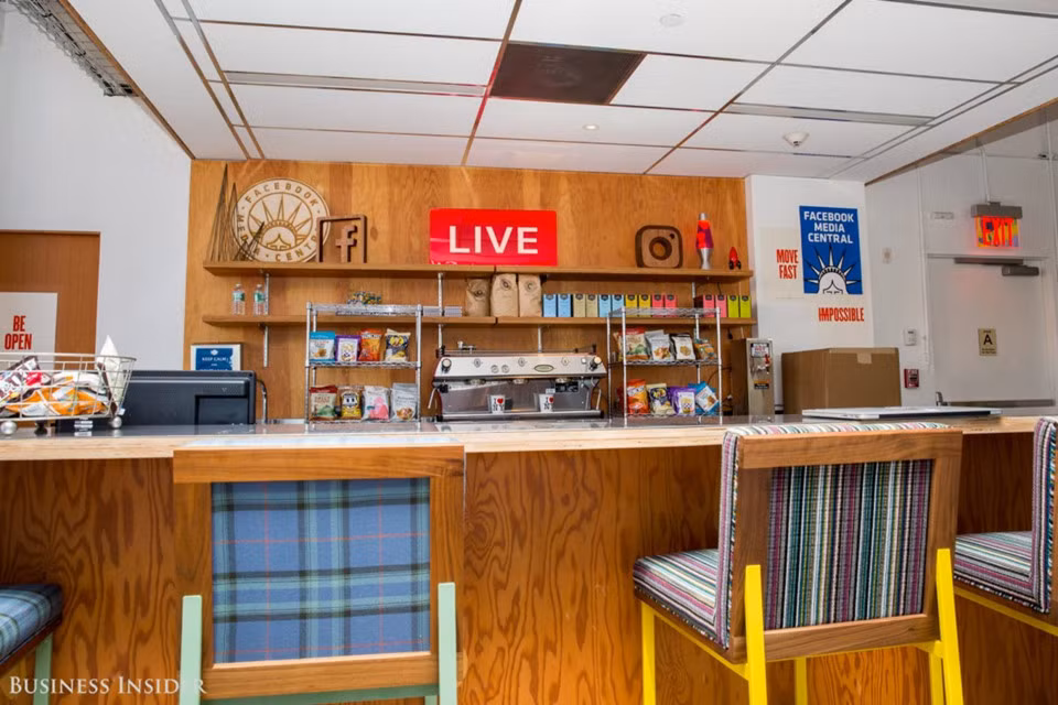 Những quầy bar có ở khắp văn phòng Facebook, cung cấp đồ ăn miễn phí và không giới hạn cho tất cả nhân viên.