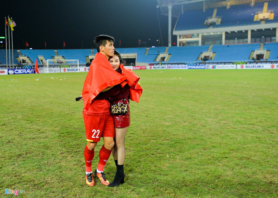 Sau khi nhận huy chương vàng AFF Cup 2018, Tiến Linh đã dành tặng nó cho bạn gái Ngọc Quyên và hai người đã trao cho nhau những cái ôm cực ấm áp.
