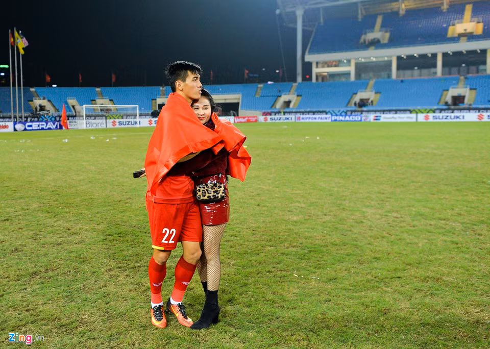 Sau khi nhận huy chương vàng AFF Cup 2018, Tiến Linh đã dành tặng nó cho bạn gái Ngọc Quyên và hai người đã trao cho nhau những cái ôm cực ấm áp.