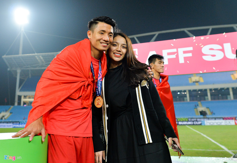 Bùi Tiến Dũng nắm tay, khoác vai bạn gái Khánh Linh. Hẹn hò đã lâu nhưng phải đến sinh nhật mình (2/10), anh mới chính thức xác nhận.