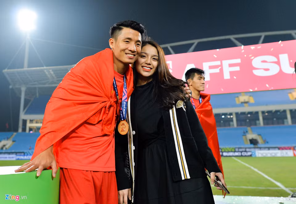 Bùi Tiến Dũng nắm tay, khoác vai bạn gái Khánh Linh. Hẹn hò đã lâu nhưng phải đến sinh nhật mình (2/10), anh mới chính thức xác nhận.