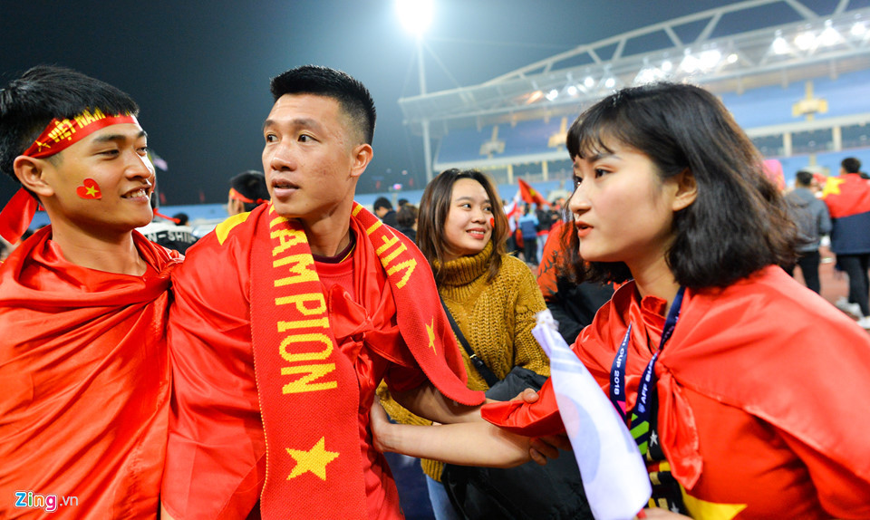 Thùy Dương, bạn gái Huy Hùng nắm chặt tay cầu thủ này khi người hâm mộ liên tục đến xin chụp ảnh chung.