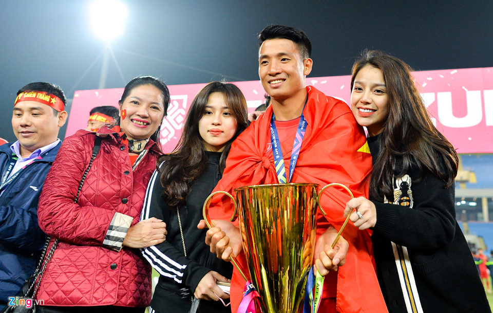 Bùi Tiến Dũng chụp ảnh cùng bạn gái và gia đình. Em gái nuôi trung vệ đội tuyển Việt Nam, Phương Anh cũng là "hot girl".