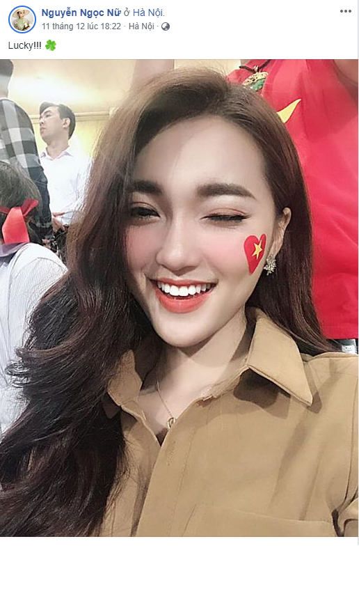 Như thường lệ, bạn gái tin đồn của tuyển thủ Phan Văn Đức là Nguyễn Ngọc Nữ cũng có mặt ở SVĐ QG Mỹ Đình để theo dõi những trận đấu và khi đội tuyển Việt Nam vô địch AFF Cup, cô nàng này cũng hòa chung không khí của hơn 40.000 người.