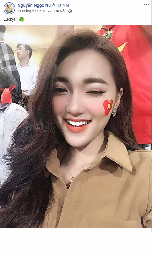 Như thường lệ, bạn gái tin đồn của tuyển thủ Phan Văn Đức là Nguyễn Ngọc Nữ cũng có mặt ở SVĐ QG Mỹ Đình để theo dõi những trận đấu và khi đội tuyển Việt Nam vô địch AFF Cup, cô nàng này cũng hòa chung không khí của hơn 40.000 người.