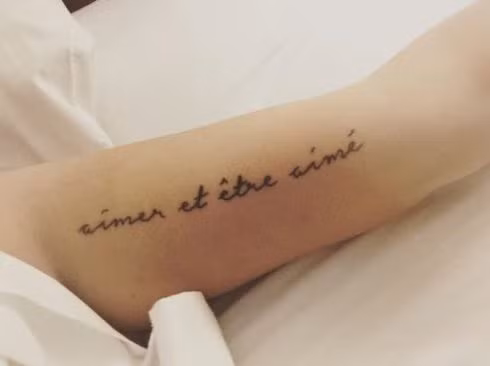 Xăm chữ tiếng Pháp lên người vừa qua được rất nhiều bạn trẻ khoe trên mạng xã hội. Bằng những dòng chữ nho nhỏ, được cách điệu khiến một vùng cơ thể của bạn trở nên độc đáo hơn.