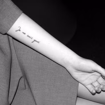 Cũng giống như xăm chữ Phạn, nhiều người coi xăm chữ tiếng Pháp là một thứ độc đáo và khá văn minh.