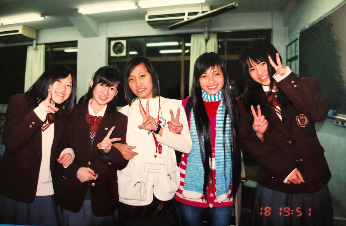 Thay vì học hệ buổi tối ở những trường bình thường, Linh chọn hẳn vào một trường quốc tế với mức học phí cao, cứ 4 tháng lại đóng 25 triệu đồng, để lấy tấm bằng này.