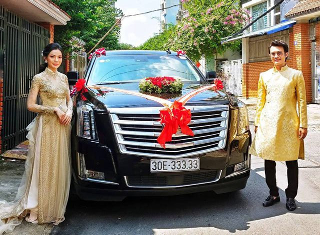 Cô dâu, chú rể chụp ảnh trước dàn xe hạng nặng trong lễ rước dâu của mình.