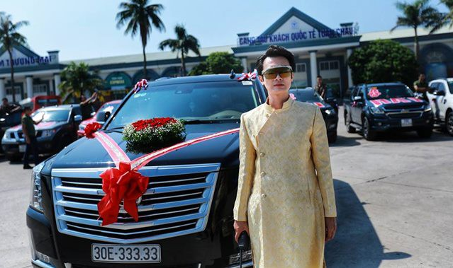 Chiếc xế "khủng" được mệnh danh là "Khủng long Mỹ" sở hữu chiều dài lên đến 5,7 mét, với khoang cabin rộng lớn cùng nhiều trang bị cao cấp. Số lượng siêu xe "Khủng long Mỹ" có mặt tại Việt Nam chỉ khoảng 30 chiếc.