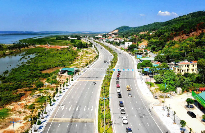 Được biết chú rể hiện là giám đốc tổ chức sự kiện của một tập đoàn lớn ở Quảng Ninh. Anh cũng là thành viên trong hội xe này.