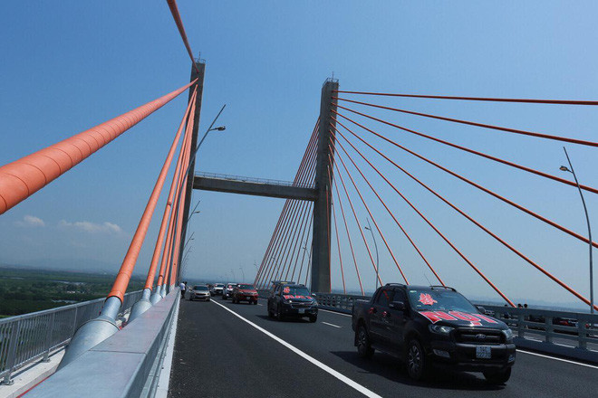 Bên cạnh đó, chú rể cũng hy vọng đoạn clip quay lại hành trình rước dâu qua tuyến cao tốc Hạ Long - Hải Phòng, nối liền cụm kinh tế chiến lược và huyết mạch quan trọng, kết nối tam giác phát triển "3H" (Hà Nội, Hải Phòng, Hạ Long) sẽ góp phần quảng bá hình ảnh cho tỉnh nhà.