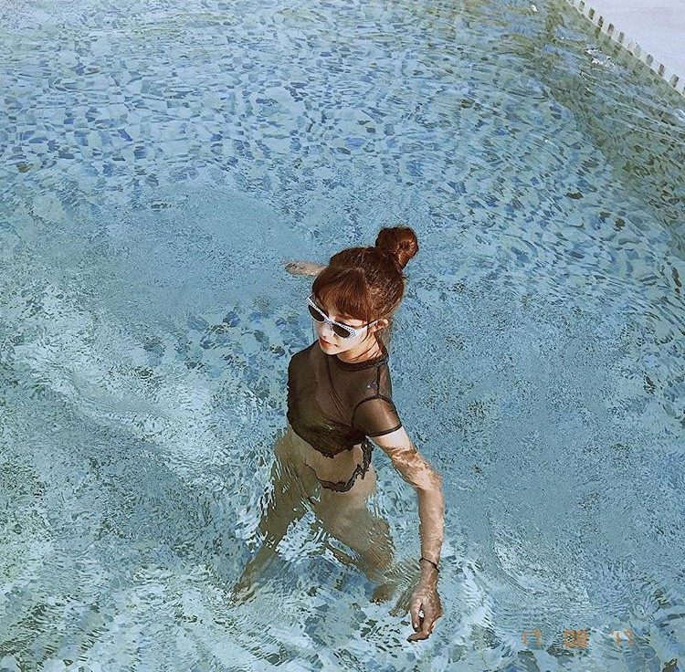 Dù ăn uống khó khăn nhưng hot girl Salim vẫn chăm chỉ đăng ảnh khoe dáng ở hồ bơi.