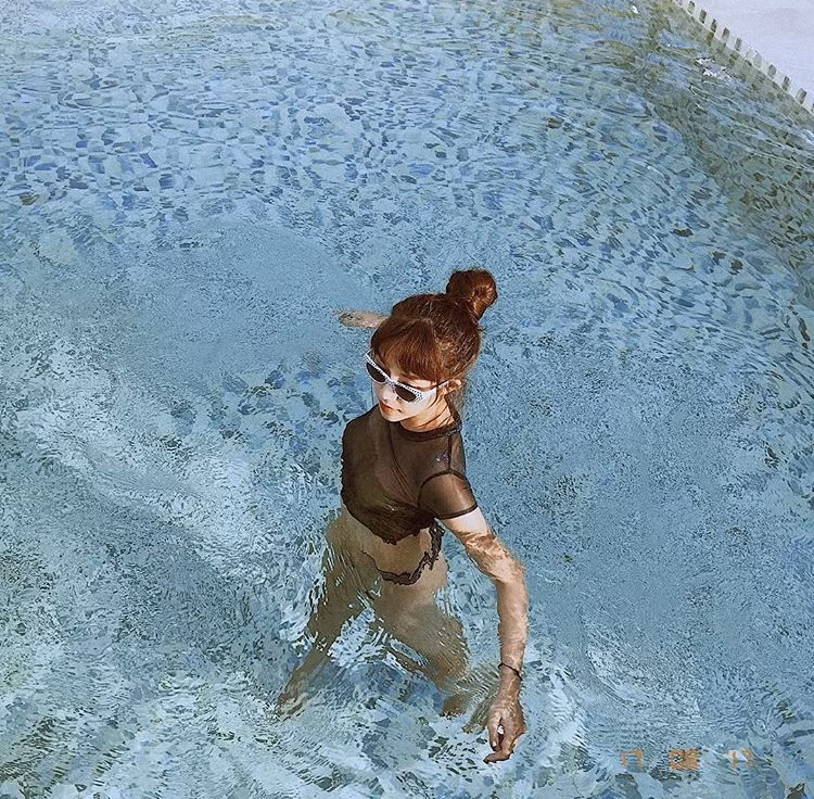 Dù ăn uống khó khăn nhưng hot girl Salim vẫn chăm chỉ đăng ảnh khoe dáng ở hồ bơi.