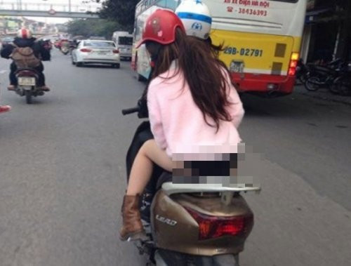 Ngoài bị lên án vì mặc đồ hở hang, cô gái trên còn bị "ném đá" vì sự thiếu văn hóa khi đi xe buýt, khi thản nhiên gác cả chân lên ghế khiến sự khó chịu của mọi người càng tăng cao.