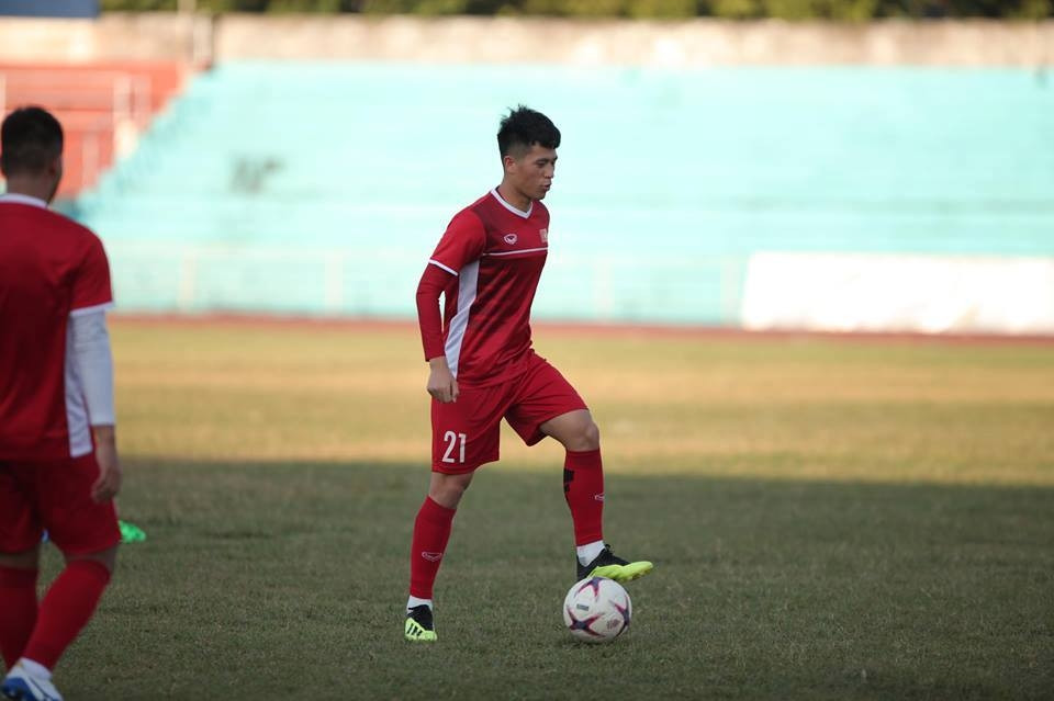 Những pha vào bóng dũng mãnh của Đình Trọng đã khiến nhiều đối thủ chùn chân khi phải đối mặt.