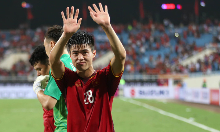 Sở hữu chiều cao và tốc độ, những pha bóng bổng của đối phương đều được Duy Mạnh "thu mua" hết.