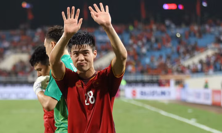 Sở hữu chiều cao và tốc độ, những pha bóng bổng của đối phương đều được Duy Mạnh "thu mua" hết.