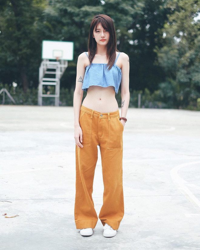 Đôi chân dài miên man của Sinesyn cũng làm người ta không thể rời mắt.