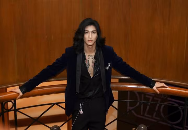 Trên trang cá nhân Paing Takhon không hề xuất hiện những cuộc ăn chơi xa xỉ mà thay vào đó là những hoạt động thể dục, thể thao hoặc hình ảnh trong quá trình anh chàng này làm việc.