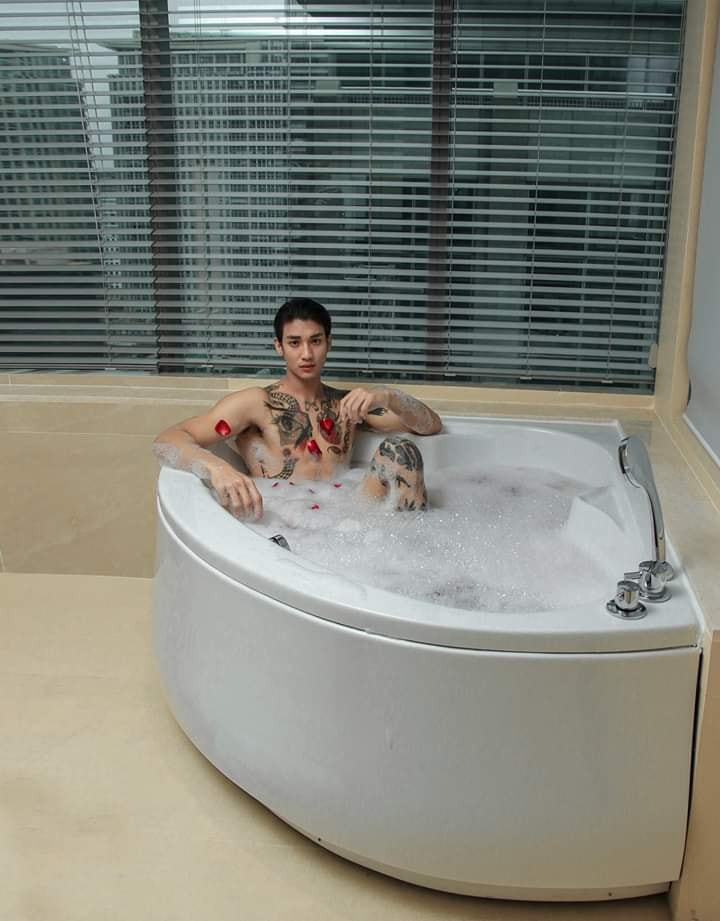 Không chỉ là thiếu gia con nhà giàu, Paing Takhon còn đang lên kế hoạch mở một công ty cá nhân có tên là KHON với những dự định kinh doanh mỹ phẩm, chăm sóc sắc đẹp của riêng anh chàng.