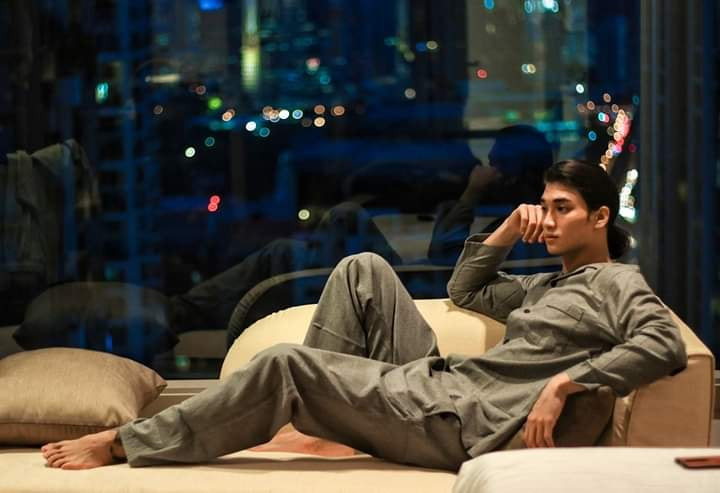 Paing Takhon là con trai của gia đình là chủ của ngân hàng United Amara UAB. Đây là một ngân hàng đầu tư thuộc TOP 4 các ngân hàng lớn nhất hiện nay tại Myanmar.