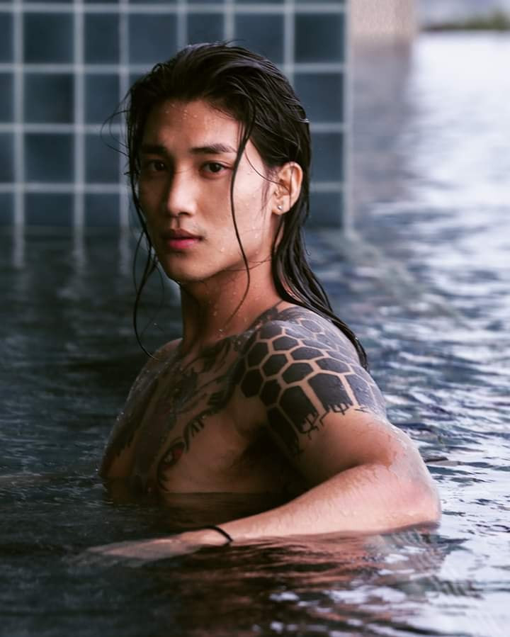 Thế nhưng danh tiếng không chỉ dừng ở vẻ bề ngoài, Paing Takhon được phong biệt danh là “người nổi tiếng quý tộc” của Myanmar. Lý do là bởi gia thế siêu khủng của anh chàng này sẽ thực sự khiến bạn bị choáng ngợp.