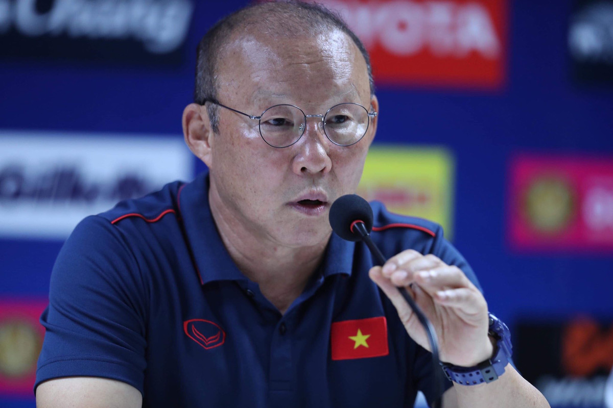 Hop bao doi tuyen Viet Nam va Thai Lan: HLV Park canh giac 