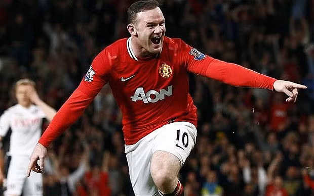 Đầu năm 2004, BLĐ Man United đã quyết định bỏ ra 25,6 triệu bảng để đưa Rooney về phục vụ sân Old Trafford. Đó là số tiền kỉ lúc giành cho cầu thủ mới 18 tuổi thời kì đó. Sau 10 năm cống hiến cho Man United, Rooney đã ra sân 500 trận và hơn 200 bàn thắng trên mọi đấu trường.