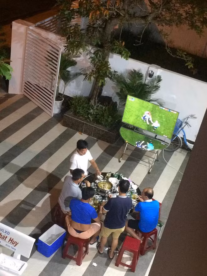  World Cup 2018 đã đi qua với nhiều bất ngờ trên những sân cỏ nước Nga. Còn ở Việt Nam khi trái bóng của ngày hội bóng đá thế giới đang lăn thì người dân cũng đổi hẳn múi giờ sinh hoạt của mình, cùng với đó là rất nhiều những kiểu xem bóng đá cực bá đạo được ghi lại và đăng tải trên mạng xã hội.