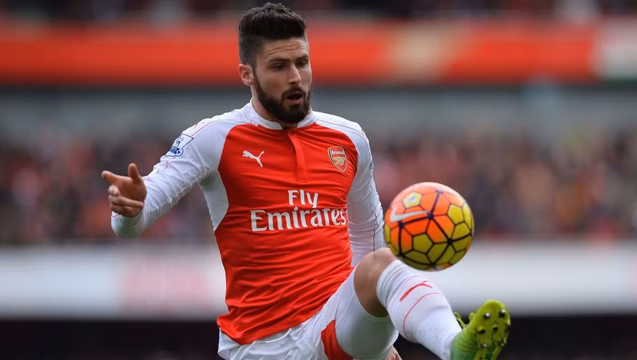 Đứng trong hàng ngũ những cầu thủ ngoài tuổi 30 vẫn tỏa sáng rực rỡ đó là Olivier Giroud của CLB Arsenal. Dù bị ghép với biệt danh "chân gỗ" nhưng ngôi sao bóng đá người Pháp này vẫn thường xuyên ghi những bàn thắng quan trọng cho đội bóng thành London trong những mùa giải vừa qua. Ảnh: Getty Images.