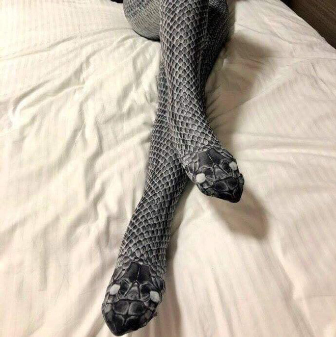 Cụ thể, những chiếc quần tất nữ được thiết kế phần bàn chân chính là đầu rắn và sự khéo léo làm động tác rắn đang ngóc đầu lên từ đôi bàn chân của các cô nàng sẽ cho ra đời những tấm hình có thể gây "đứng tim" với bất cứ ai trông thấy.