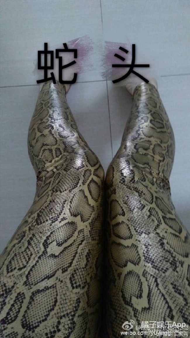 Trước đó khi trở thành hot trend ở Việt Nam, những chiếc quần tất da rắn đã xuất hiện ở Trung Quốc.