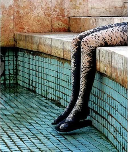 Bên cạnh những chiếc quần rất họa tiết da rắn thì những hình như vẩy cá, da bò sát.... cũng đang trở thành ý tưởng để các nhà thiết kế đưa vào các sản phẩm mới của mình.